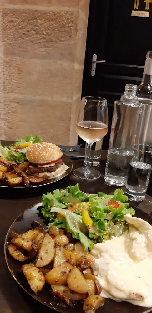 Kip Met Kaassaus En Een Hamburger Met Gekruide Aardappeltjes